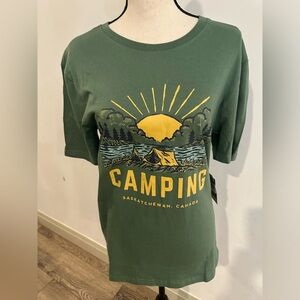 Camping t-shirt graphic Saskatchewan green size medium NWT